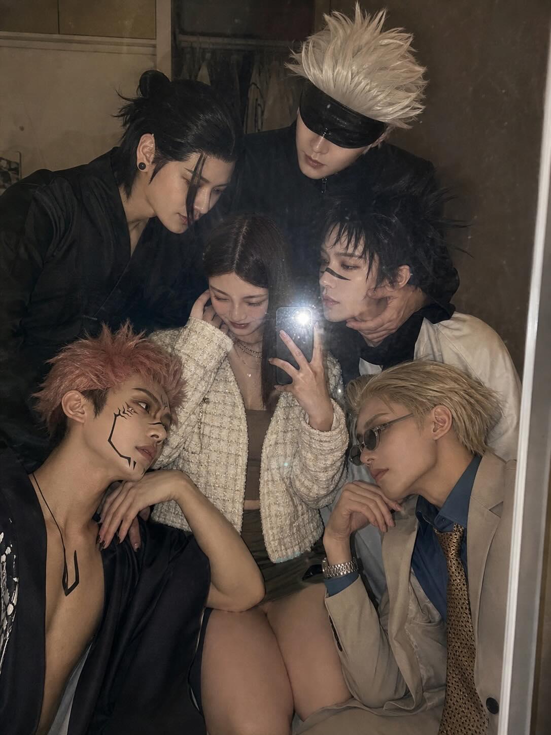 Flashlight Mirror Selfie: Anime Characters Posed Together in a Circle 2